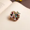 Broche en forme de pomme avec cristaux