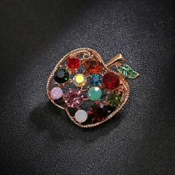 Broche en forme de pomme avec cristaux