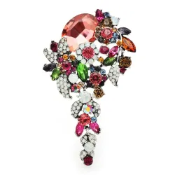 Broche élégante avec des fleurs en cristal
