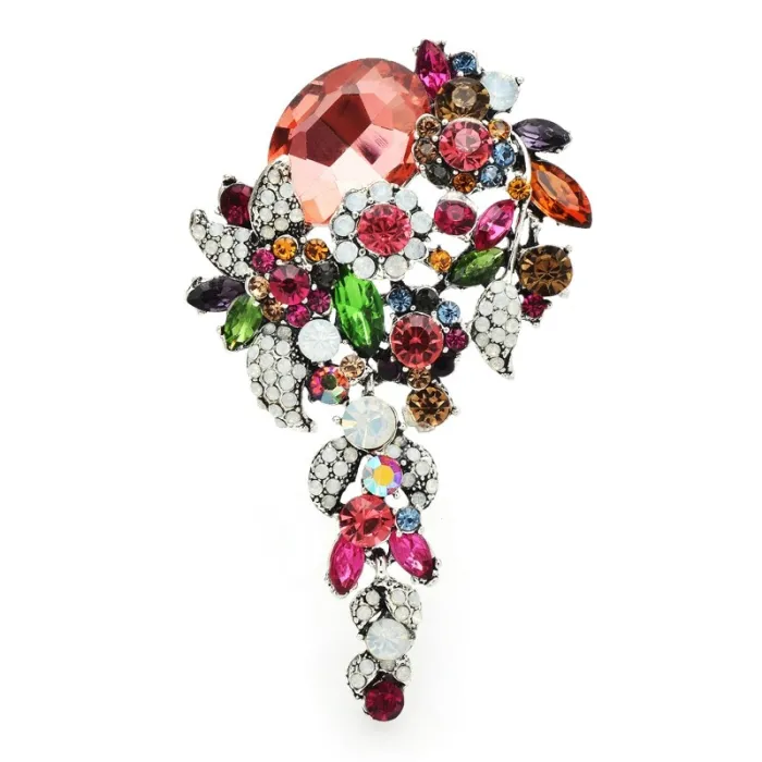 Broche élégante avec des fleurs en cristal