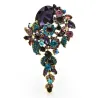 Broche élégante avec des fleurs en cristal