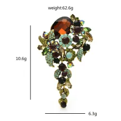 Broche élégante avec des fleurs en cristal
