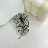 Broche en forme de plume de cristal