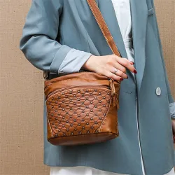Sac à bandoulière en cuir - avec rivets