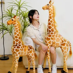 Girafe réaliste - jouet en peluche