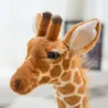 Girafe réaliste - jouet en peluche