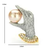 Main en cristal avec une perle - broche élégante