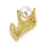 Main en cristal avec une perle - broche élégante