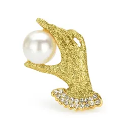 Main en cristal avec une perle - broche élégante