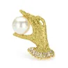 Main en cristal avec une perle - broche élégante