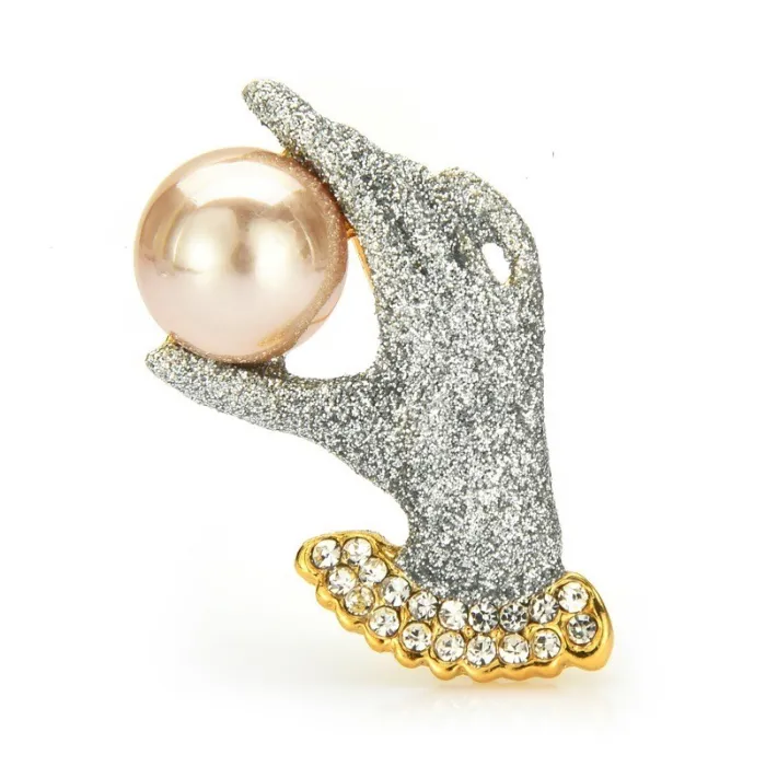 Main en cristal avec une perle - broche élégante
