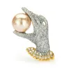 Main en cristal avec une perle - broche élégante