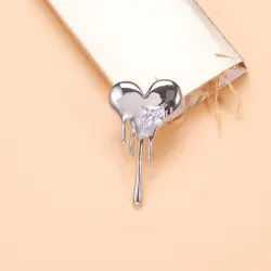 Broche en forme de coeur avec zircon