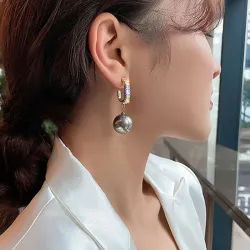 Boucles d'oreilles en cristal avec une perle