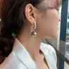 Boucles d'oreilles en cristal avec une perle