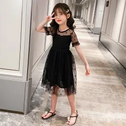 Élégante robe en mousseline noire à pois