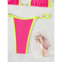 Ensemble bikini sexy - avec des décorations en métal