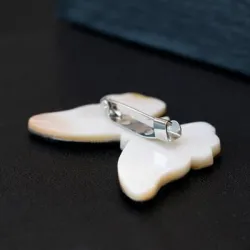 Papillon coquillage - broche élégante