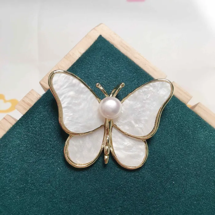 Papillon coquillage avec perle - broche