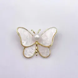 Papillon coquillage blanc - avec une perle - broche