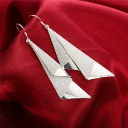 Boucles d'oreilles longues géométriques en argent givré