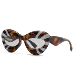 Lunettes de soleil à la mode - yeux de chat rayés