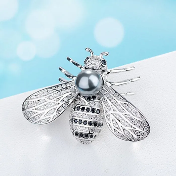 Broche en argent en forme d'abeille - avec une perle