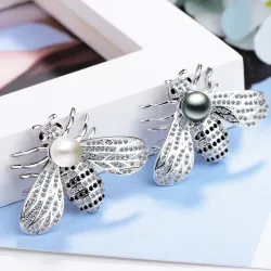 Broche en argent en forme d'abeille - avec une perle