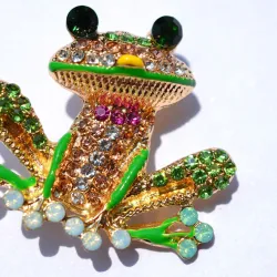 Grenouille en cristal coloré - broche dorée