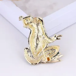 Grenouille verte avec couronne de cristal - broche