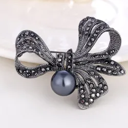 Broche fleur en cristal - avec perle noire