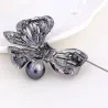 Broche fleur en cristal - avec perle noire