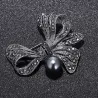 Broche fleur en cristal - avec perle noire