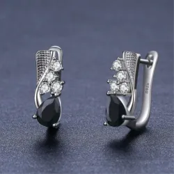 Boucles d'oreilles élégantes en argent avec cristal noir