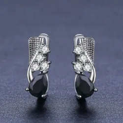 Boucles d'oreilles élégantes en argent avec cristal noir