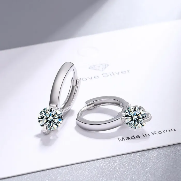 Petites boucles d'oreilles rondes avec cristaux blancs