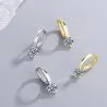 Petites boucles d'oreilles rondes avec cristaux blancs