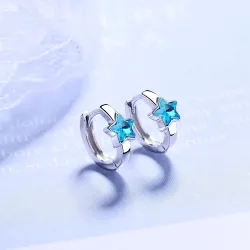 Boucles d'oreilles rondes en argent avec une étoile en cristal bleu