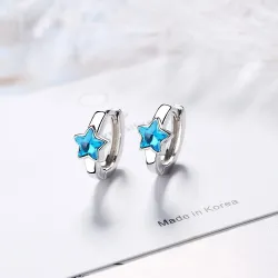 Boucles d'oreilles rondes en argent avec une étoile en cristal bleu