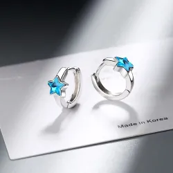 Boucles d'oreilles rondes en argent avec une étoile en cristal bleu