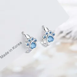 Petites boucles d'oreilles rondes en argent - patte d'animal cristal bleu