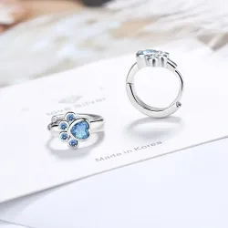 Petites boucles d'oreilles rondes en argent - patte d'animal cristal bleu