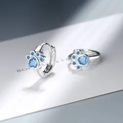 Petites boucles d'oreilles rondes en argent - patte d'animal cristal bleu
