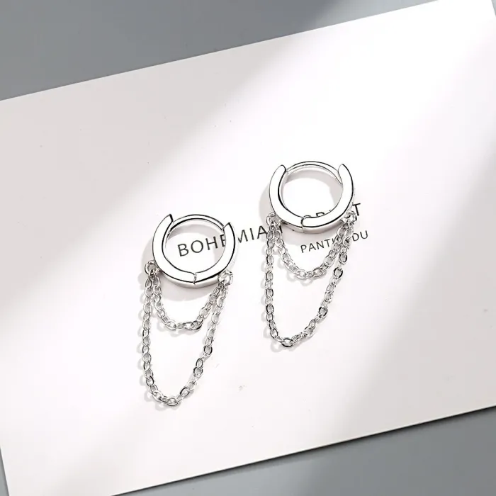 Petites boucles d'oreilles rondes - avec une double chaîne