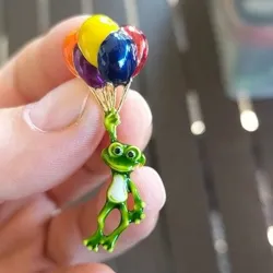 Grenouille verte avec ballons colorés - broche