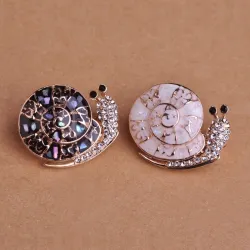 Broche escargot en cristal