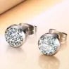 Petites boucles d'oreilles classiques - avec un cristal rond blanc