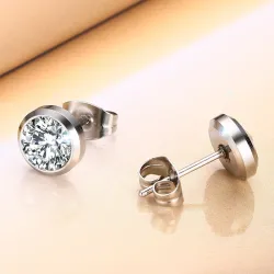 Petites boucles d'oreilles classiques - avec un cristal rond blanc