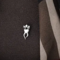 Dent avec couronne de cristal - broche