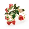 Élégante broche fraise en cristal avec feuilles